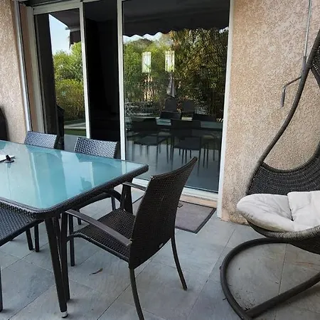 Проживання в сім'ї Privees Dans Des Lauriers *