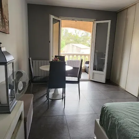 Проживання в сім'ї Privees Dans Des Lauriers