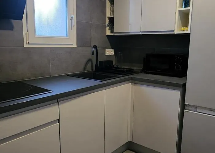 Privees Dans Des Lauriers Проживання в сім'ї